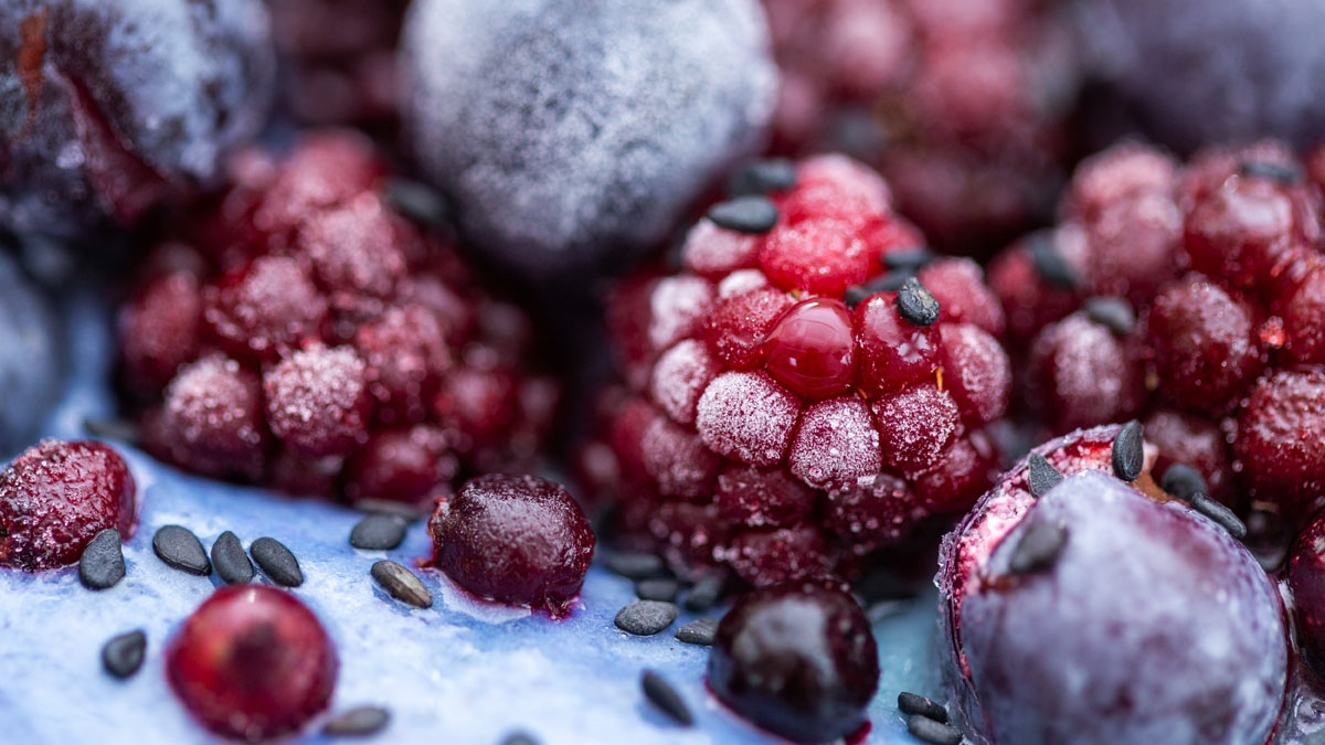 Closeup shot of a fruit shake topped with frozen yummy fruits Ozono En Cámaras Frías