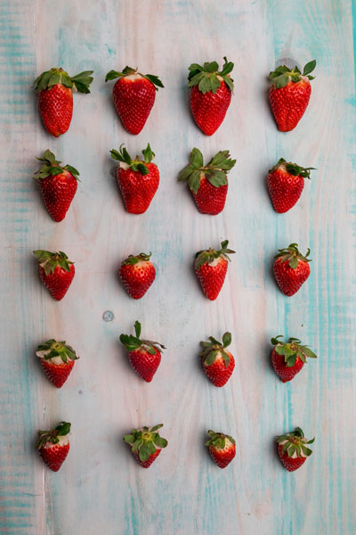 Set of fresh strawberries on desk Grupo De Fresas Pequeñas Y Grandes