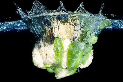 Imagen de coliflor inmersa en agua, desinfeccion con ozono Imagen De Coliflor Inmersa En Agua, Desinfeccion Con Ozono